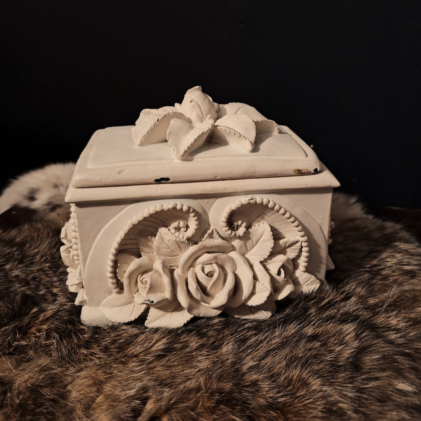 Vintage White Rose Trinket Box [Broken]
