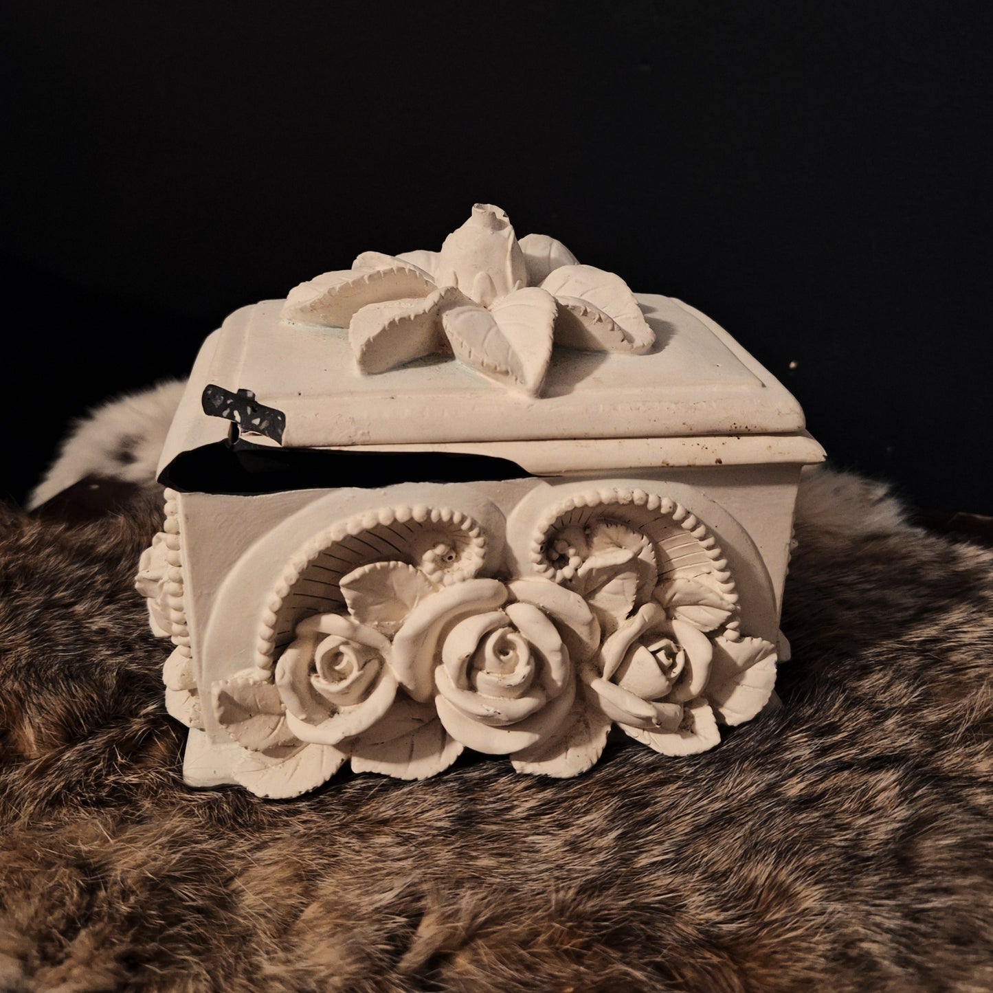 Vintage White Rose Trinket Box [Broken]